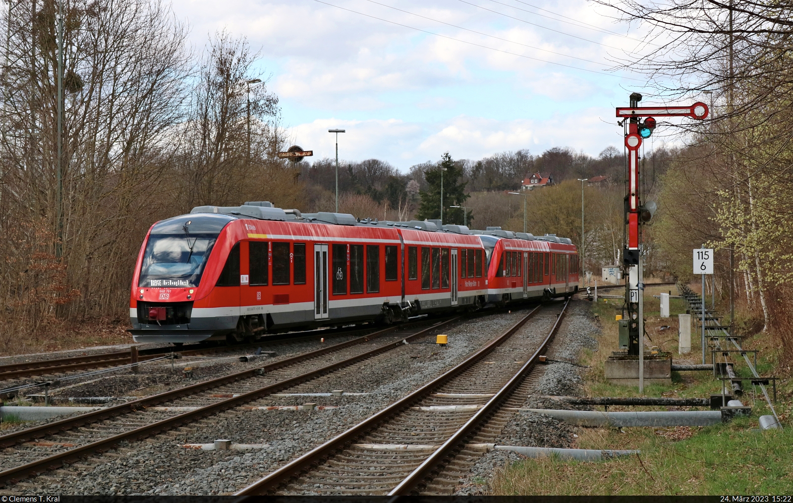648 761-4  Ellrich  und 648 753-1  Herzberg am Harz  (Alstom Coradia LINT 41) treffen, von der Westharzbahn kommend, im Endbahnhof Herzberg(Harz) auf Gleis 4 ein. Dabei queren sie die beiden Hauptgleise der Südharzbahn Northeim–Nordhausen, was vom Ende des Hausbahnsteigs beobachtet wurde.

🧰 Harz-Weser-Bahn (DB Regio Nord)
🚝 RB 14319 (RB46) Braunschweig Hbf–Herzberg(Harz)
🕓 24.3.2023 | 15:22 Uhr