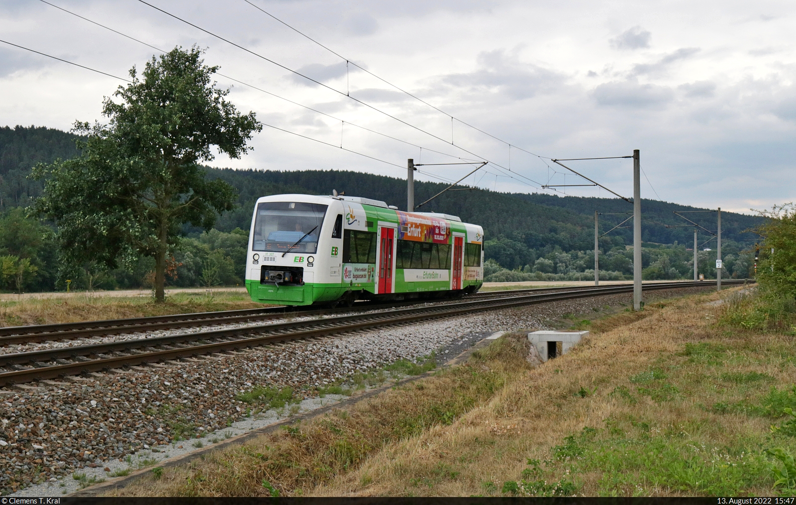 650 246-1 (VT 307 | Stadler Regio-Shuttle RS 1), der noch für die Bundesgartenschau 2021 in Erfurt wirbt, dieselt aus Orlamünde.

🧰 Erfurter Bahn GmbH (EB)
🚝 RB 80816 (RB25) Pößneck unt Bf–Jena Saalbf [+5]
🕓 13.8.2022 | 15:47 Uhr