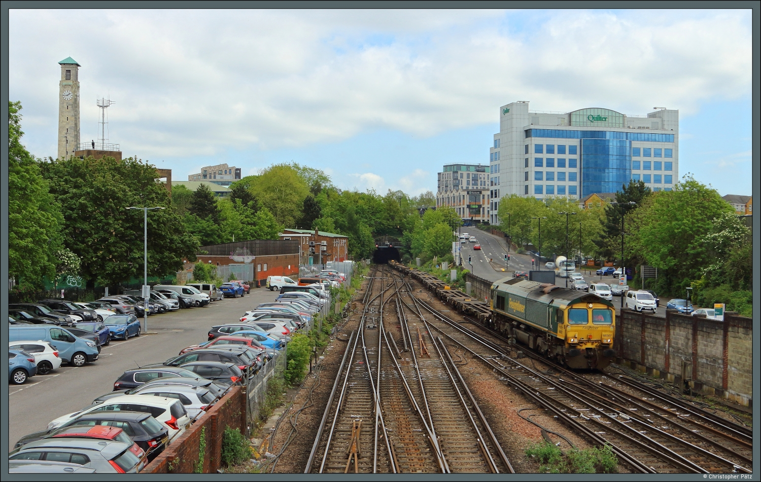 66507 von Freightliner rollt mit einem leeren Containerzug durch den Bahnhof Southampton. (28.04.2026)