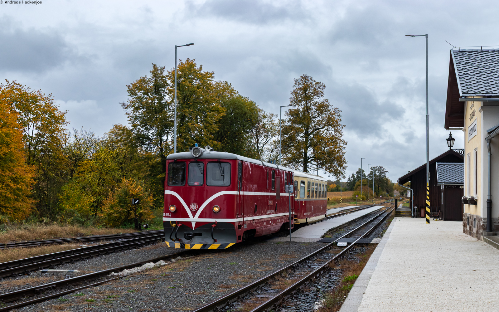 705 913 mit dem Os 20603 (Tremesna ve Slezsku - Osoblaha) im Bahnhof Osoblaha / Hotzenpolt 22.10.26