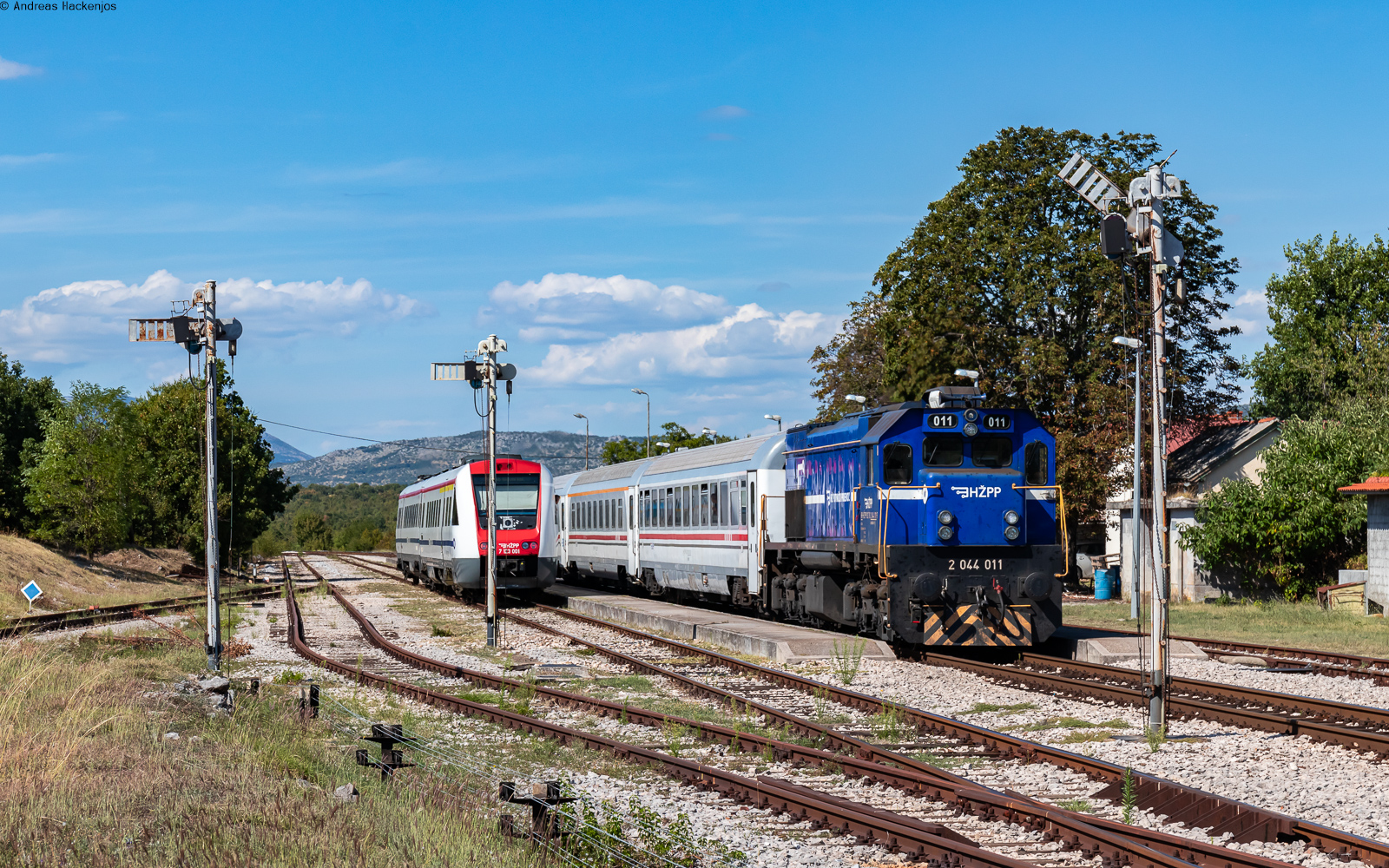 7123 002 / 7123 001 als IC 522 (Split - Zagreb Glavni kolodvor) und 2044 011 mit dem  IC 521 (Zagreb Glavni kolodvor - Split) im Bahnhof Unešić 25.8.25

