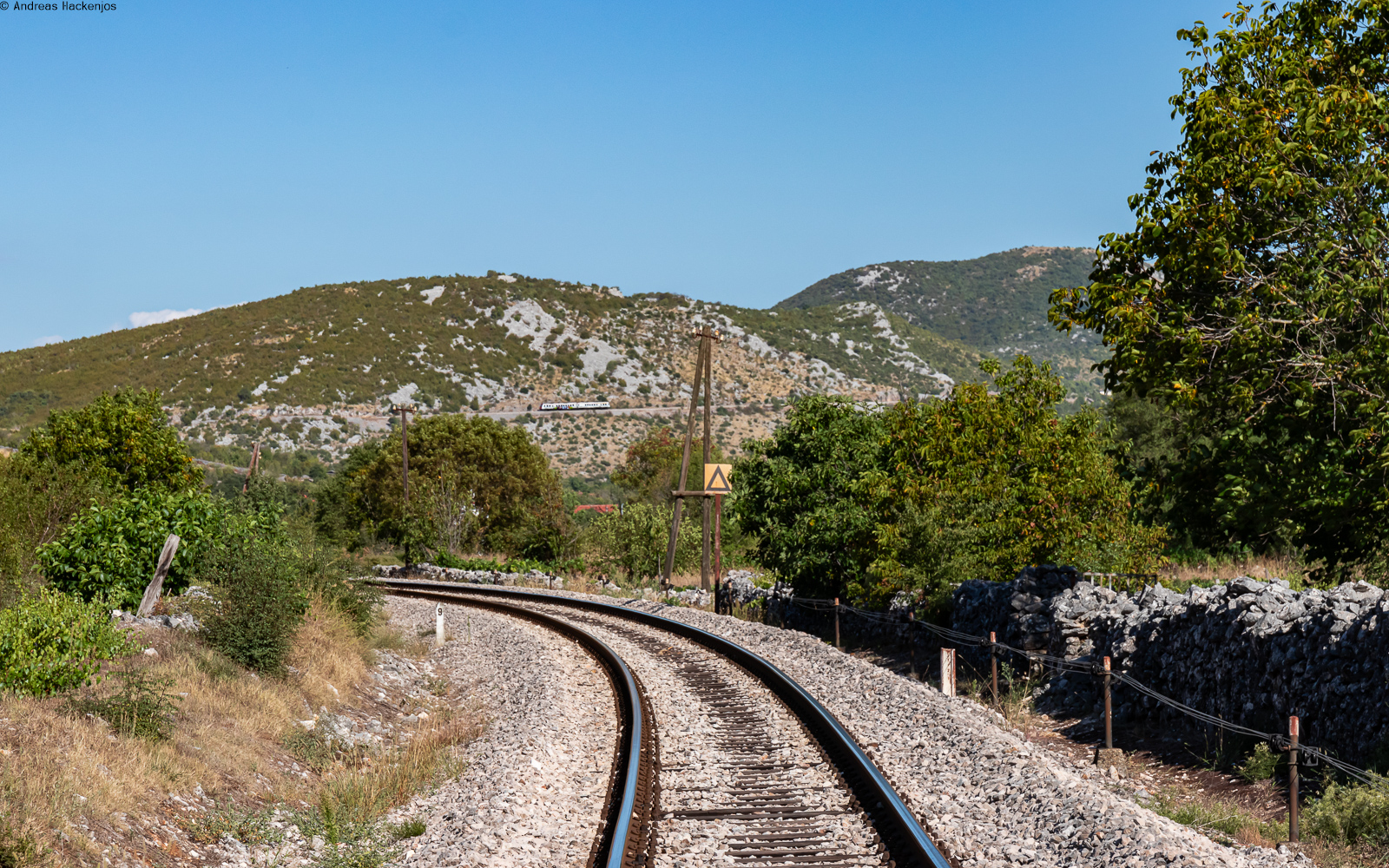 7123 006 / 7123 005 HZPP als R 5506 (Split - Perkovic) bei Primorski Dolac 25.8.25. Das Bild entstand von einem Bahnübergang aus.
