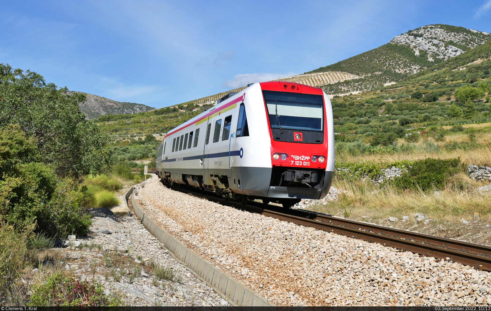 7123 011 (95 78 7123 011-7 HR-HŽPP | Bombardier RegioSwinger) war auf dem  Perković-Pendel  eingesetzt und begegnete mir vor der Einfahrt nach Kaštel Stari (HR). Durch den verspäteten Nachtzug schob er selbst etwas Verspätung vor sich her.

🧰 HŽ Putnički prijevoz (HŽPP)
🚝 P 5505 Perković (HR)–Split (HR) [+10]
🕓 3.9.2022 | 10:13 Uhr