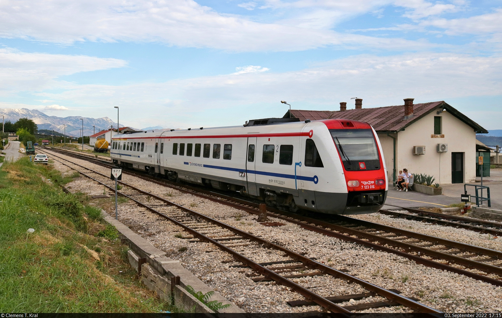 7123 016 (95 78 7123 016-6 HR-HŽPP | Bombardier RegioSwinger) legt als  Perković-Pendel  einen Halt im Bahnhof Kaštel Stari (HR) ein.

🧰 HŽ Putnički prijevoz (HŽPP)
🚝 P 5509 Perković (HR)–Split (HR)
🕓 3.9.2022 | 17:15 Uhr