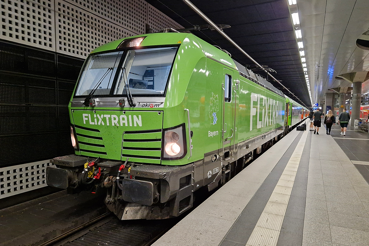 7193 003 [91 80 7 193 003-9 D-FLIX] schlie�t gerade die T�ren, um sich mit dem FLX 1239 am 01.07.2026 nach Stuttgart in Bewegung zu setzen.