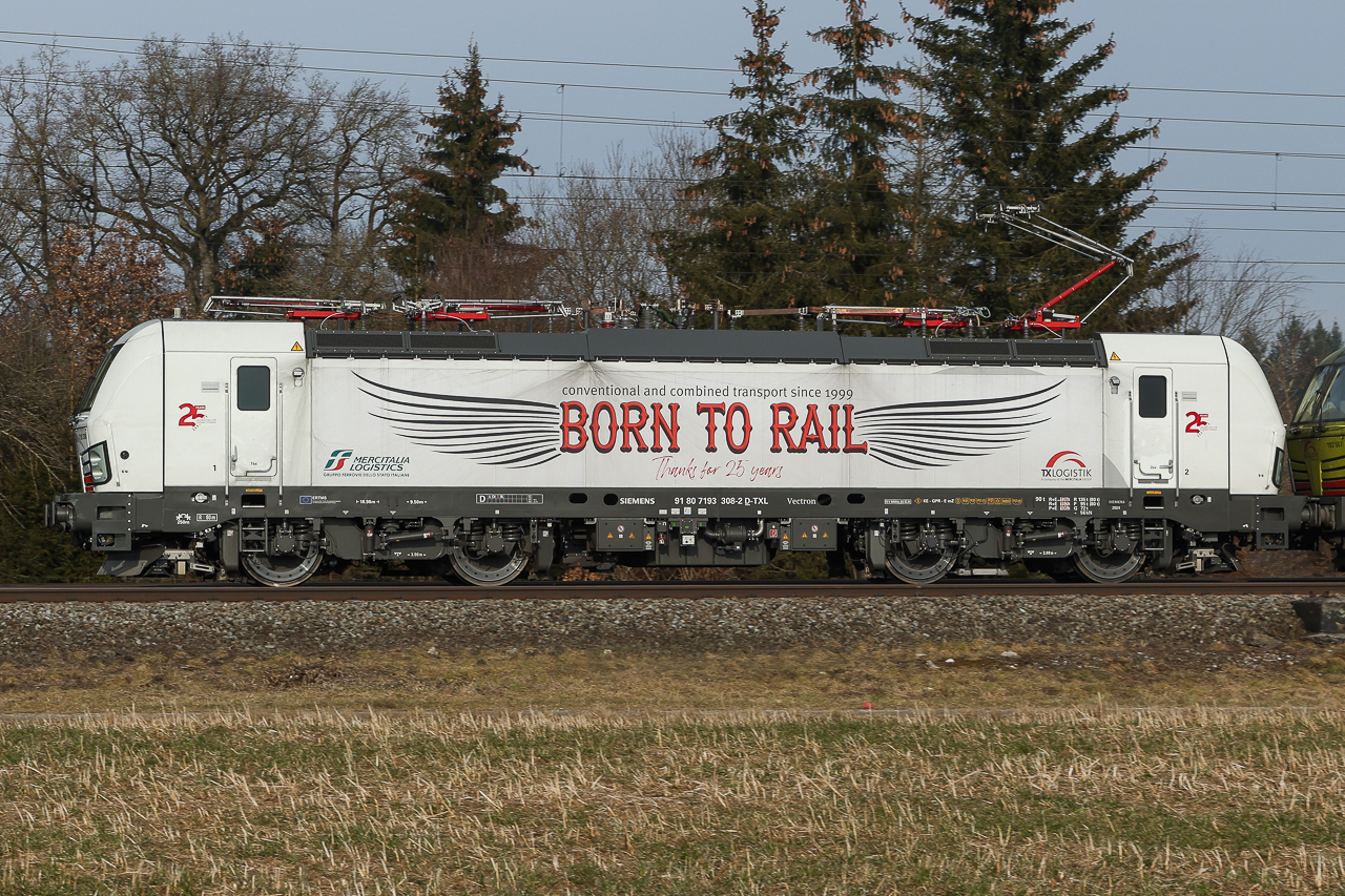 7193 708 TXL mercitalia mit der Aufschrift  born to rail  und 25 Jahre im Geschäft. Und genau so sieht die Lok auch aus ! Scheint recht neu zu sein, aber das Weiß wird halt echt schnell schmutzig. 9.2.25 bei Eglharting.