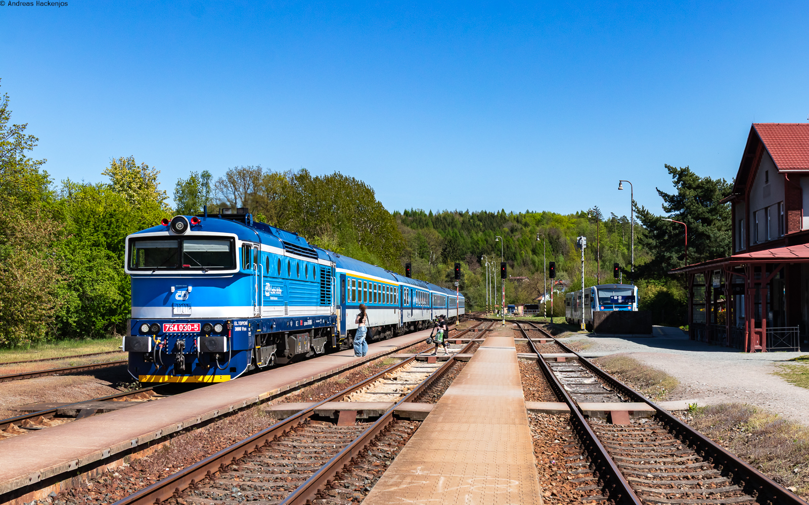 754 030 mit dem R 927 (Praha hl.n. - Trutnov hl.n.) im Bahnhof Starkoc 2.5.26
