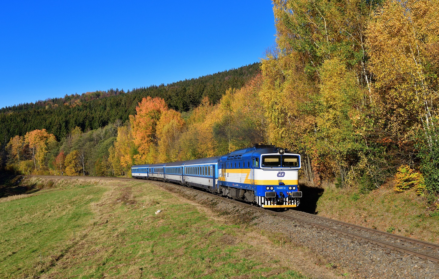 754 057 mit R 768 am 27.10.2022 bei Zelena Lhota.