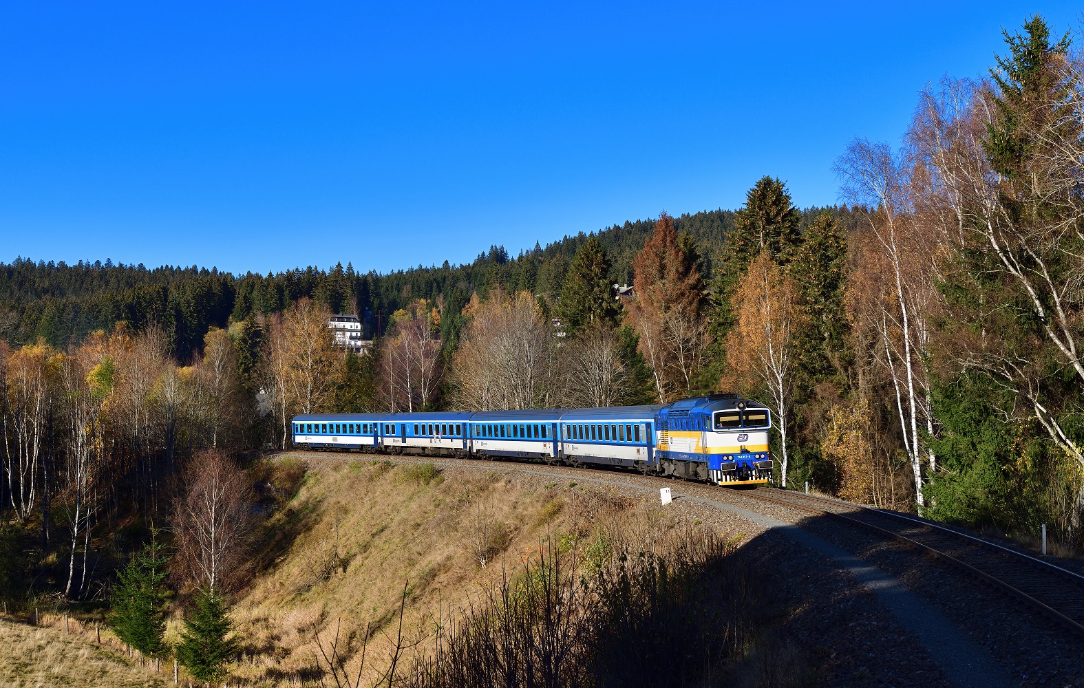 754 057 mit R 768 am 27.10.2022 bei Spicak.