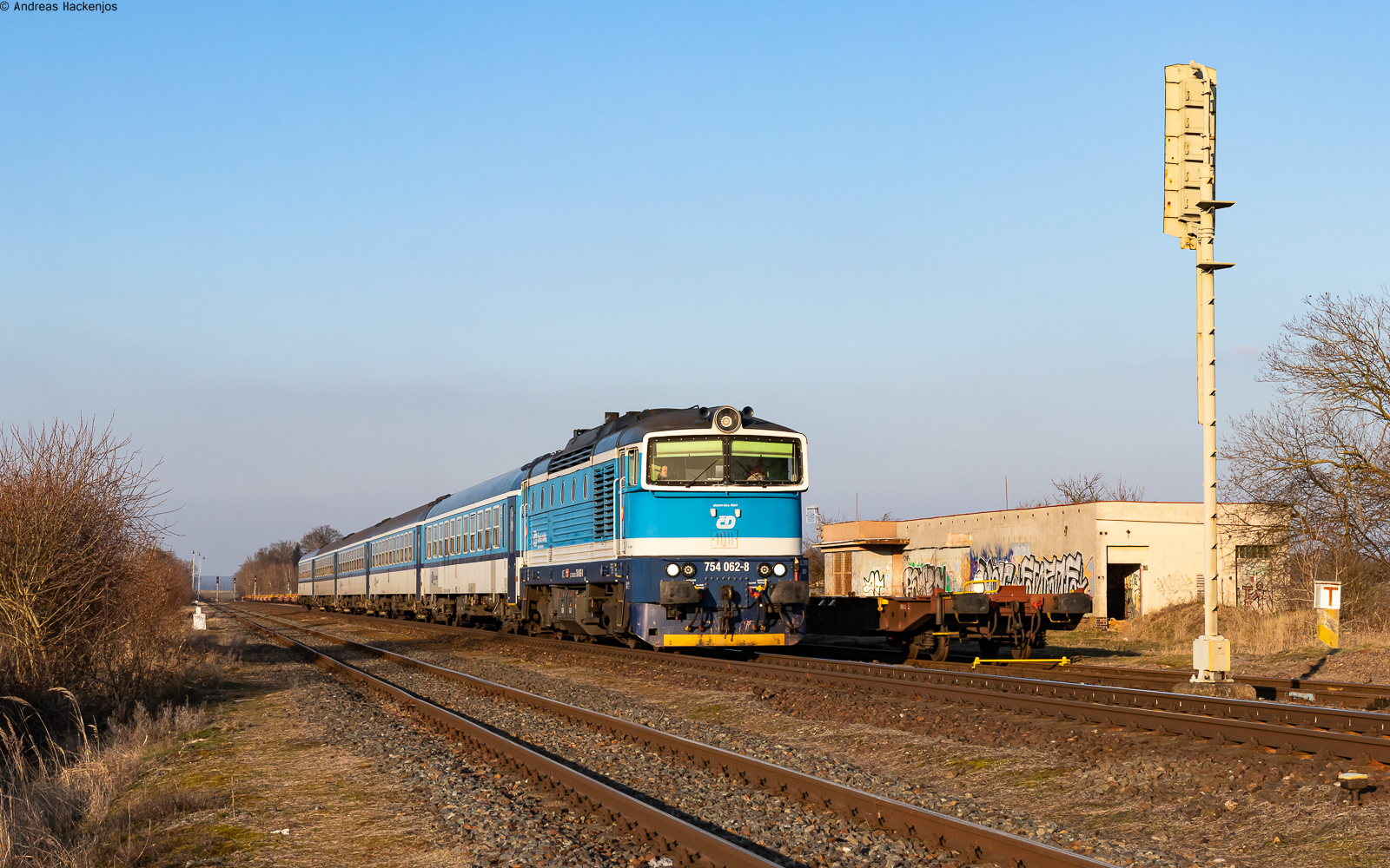 754 062-8 mit dem Os 7418 (Plzen hl.n. - Domazlice mesto) bei Chotěšov 8.2.23