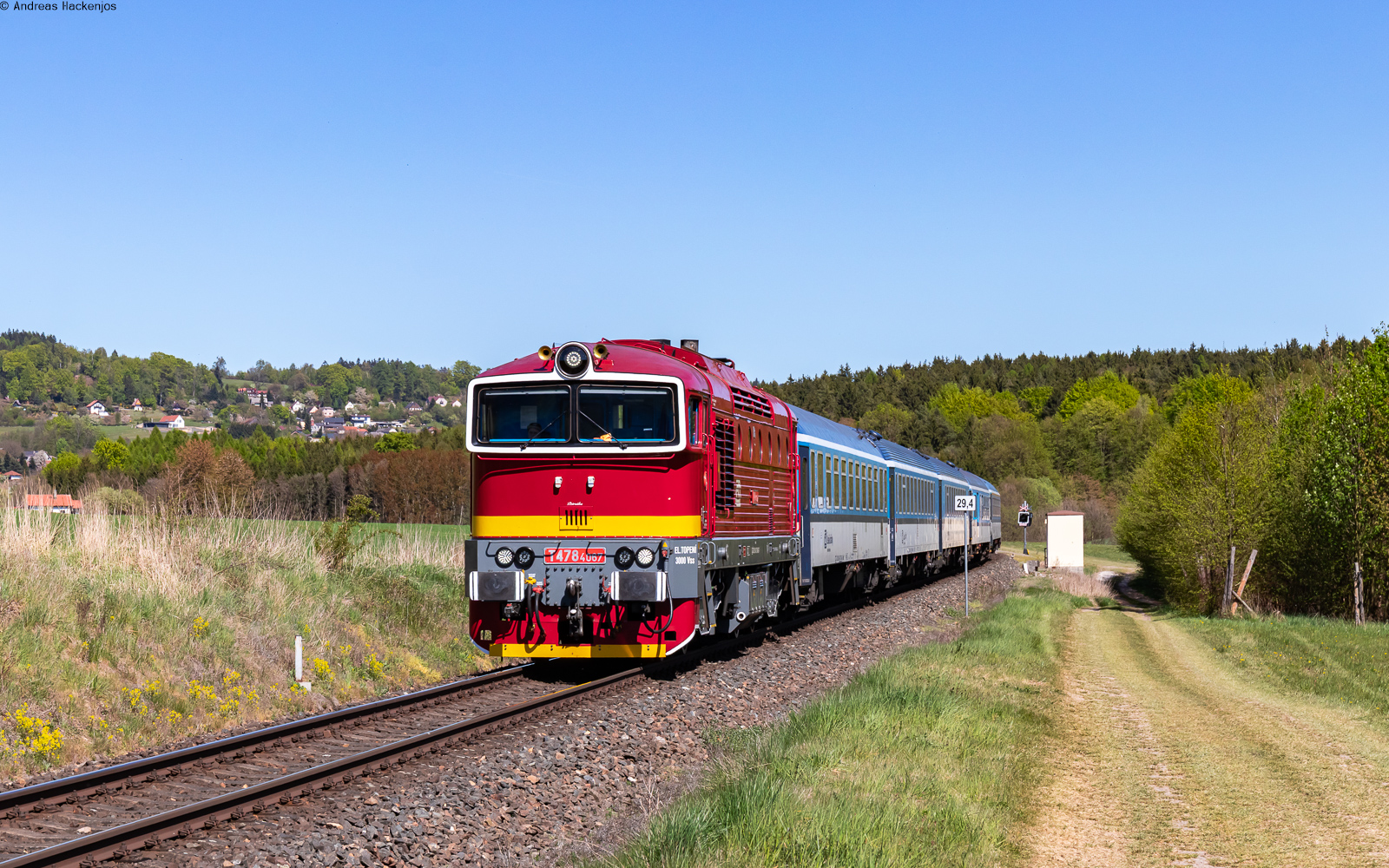 754 067 mit dem R 924 (Trutnov hl.n. - Praha hl.n.) bei Rtyně v Podkrkono�� 2.5.26
