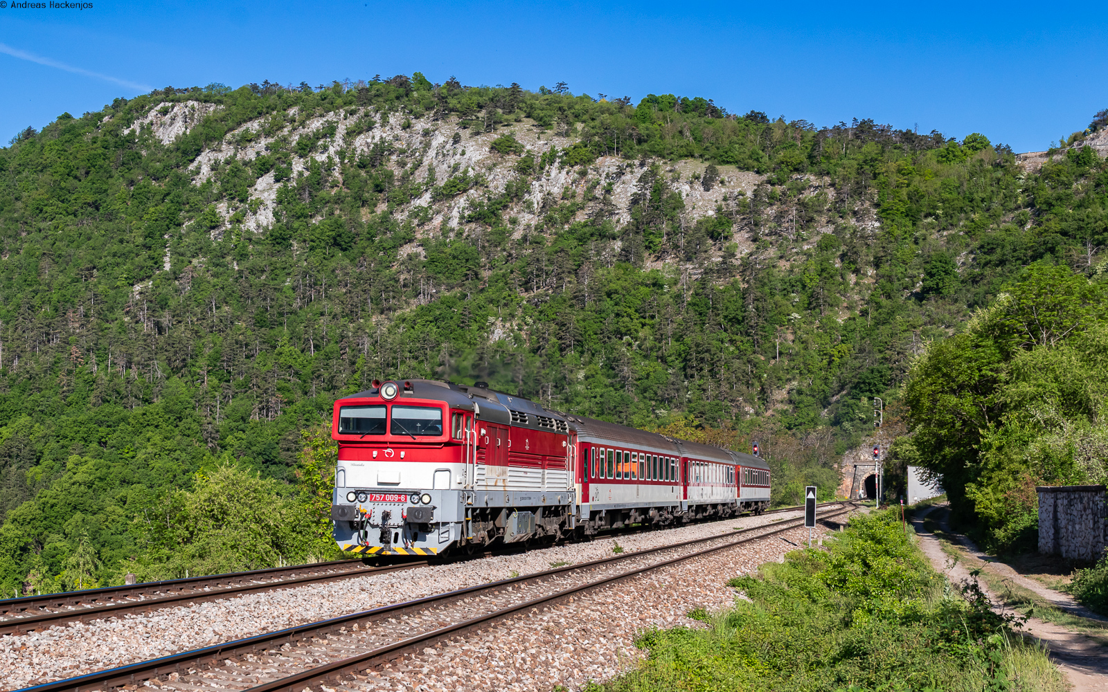 757 009 mit dem R 911 (Zvolen osobna stanica - Kosice) bei Jablonov nad Turňou 6.5.26
