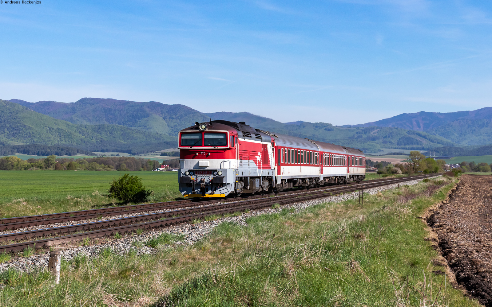 757 015 mit dem R 933 (Zilina - Banska Bystrica) bei Mal� Čepč�n 4.5.26
