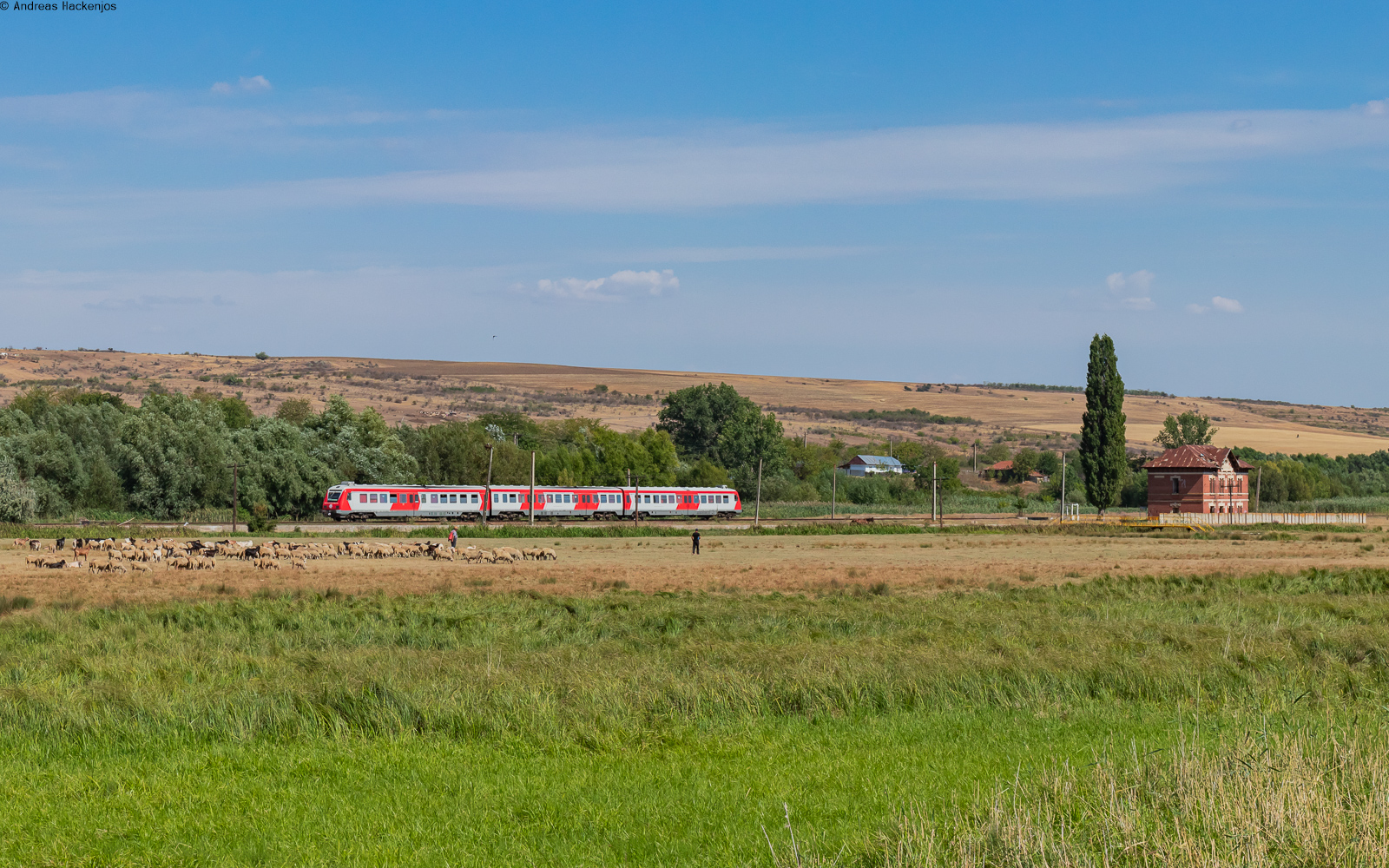 76 1424 als R 10308 (Bârlad - Galati) am Haltepunkt Băleni 18.8.24