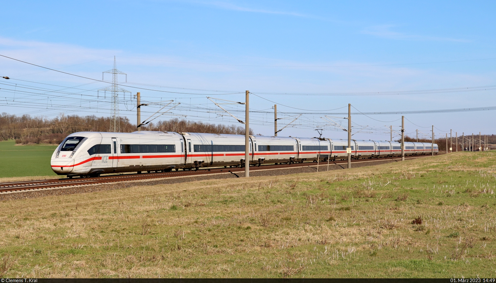 812 021-4 (Tz 9021) unterwegs bei Hohenthurm.

🧰 DB Fernverkehr
🚝 ICE 707 (Linie 18) Hamburg-Altona–München Hbf
🕓 1.3.2023 | 14:49 Uhr