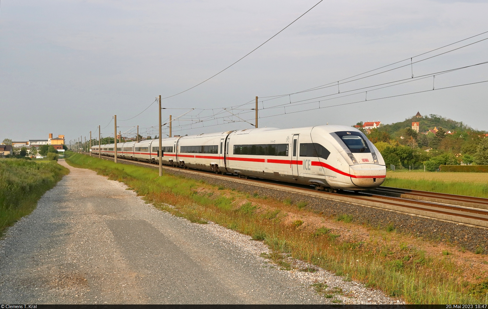 812 026-3 (Tz 9026  Zürichsee ) unterwegs bei Landsberg (Saalekreis).

🧰 DB Fernverkehr
🚝 ICE 801  Kieler Bucht  (Linie 18) Kiel Hbf–München Hbf [+5]
🕓 20.5.2023 | 18:47 Uhr