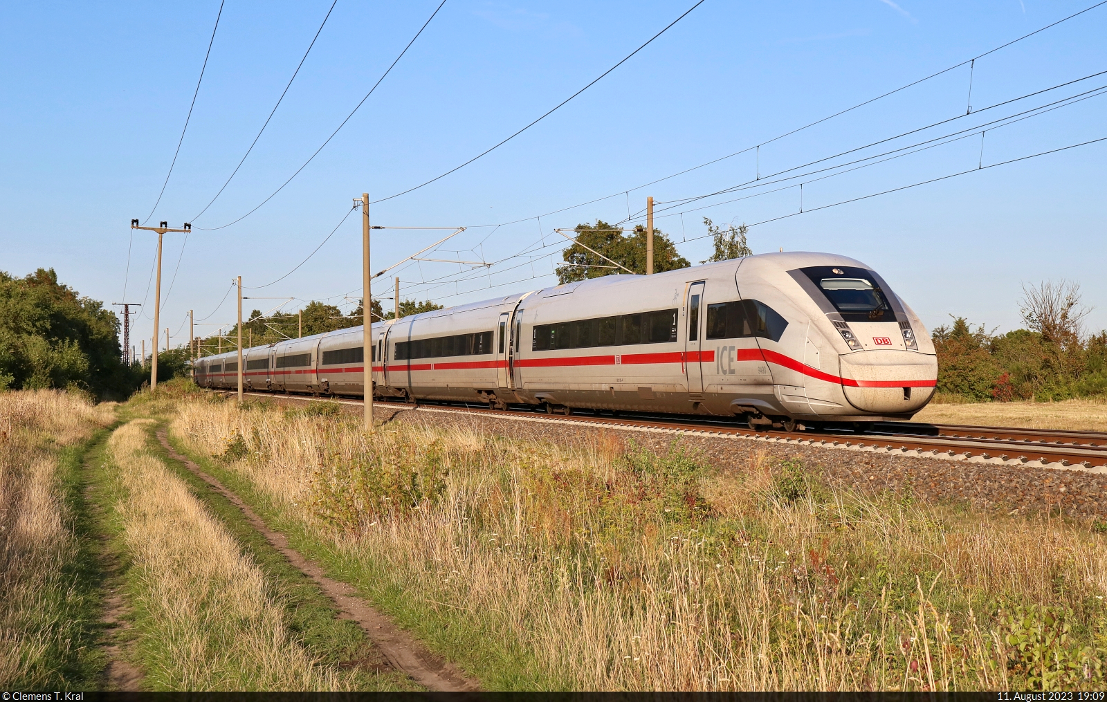 812 093-4 (Tz 9493) kommt mit Verspätung durch Hohenthurm gefahren.

🧰 DB Fernverkehr
🚝 ICE 801  Kieler Bucht  (Linie 18) Kiel Hbf–München Hbf [+25]
🕓 11.8.2023 | 19:09 Uhr