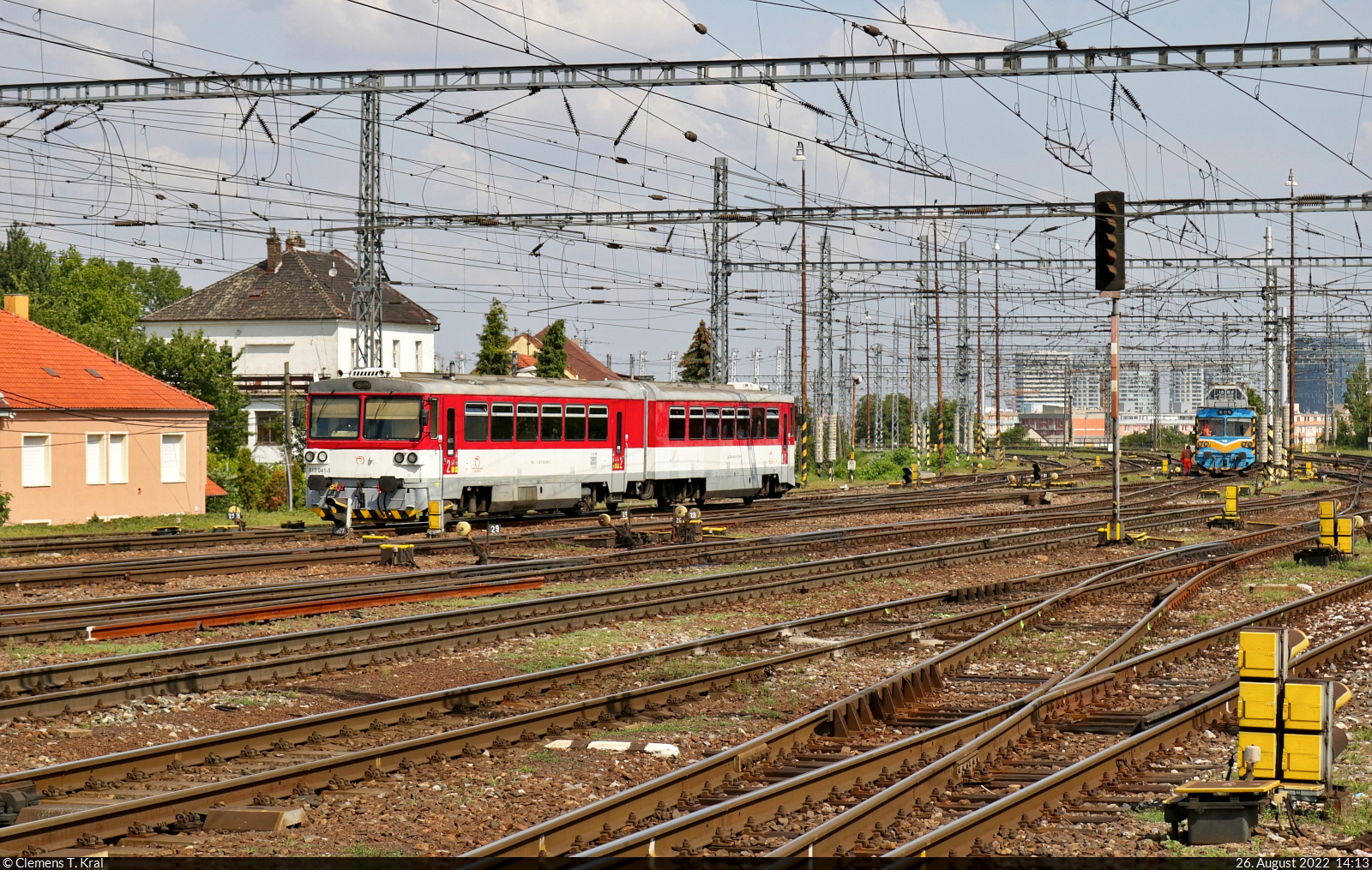 813 041-5 nähert sich von Osten dem Hauptbahnhof Bratislava (SK).
Gesehen vom Hausbahnsteig.

🧰 ZSSK
🕓 26.8.2022 | 14:13 Uhr