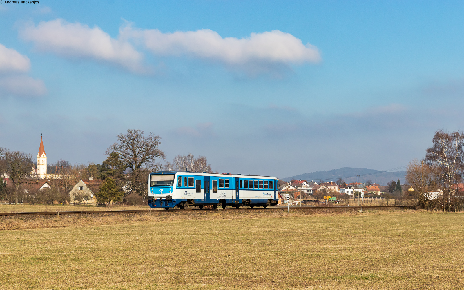 814 017-0 als Os 7544 (Klatovy - Bayerisch Eisenstein) bei Besdiekau 8.2.23