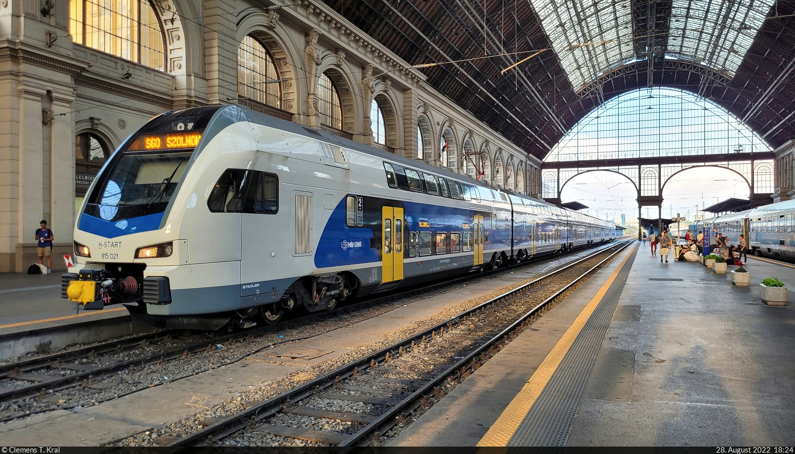 815 021 (Stadler KISS) wartet in der Haupthalle des Bahnhofs Budapest-Keleti pu (HU) auf Abfahrt.

🧰 MÁV
🚝 S 3428 (S60) Budapest-Keleti pu (HU)–Szolnok (HU)
🕓 28.8.2022 | 18:24 Uhr