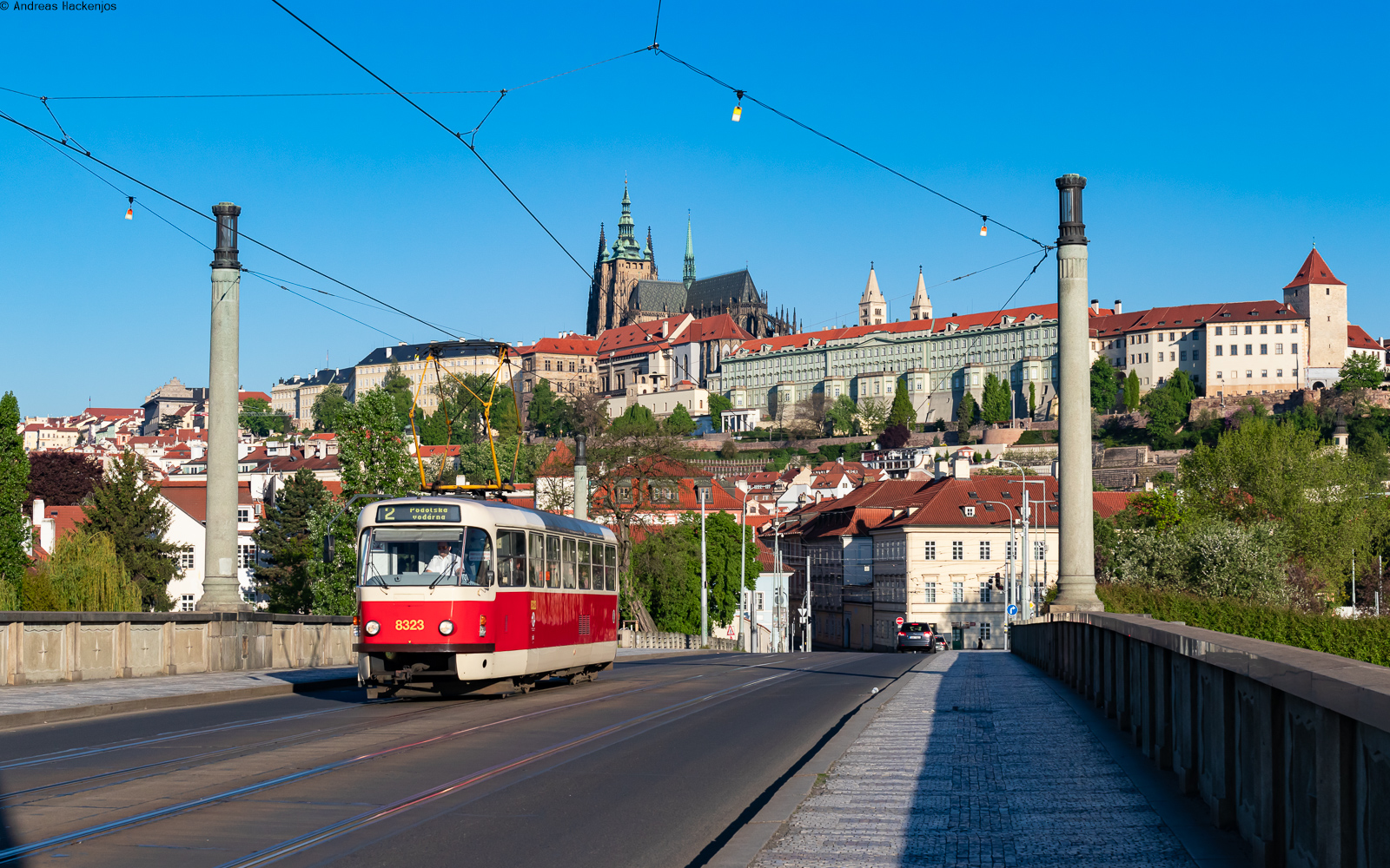 8323 als Linie 2 nach Praha Podolska vodarna auf der Mánes Brücke 9.5.23