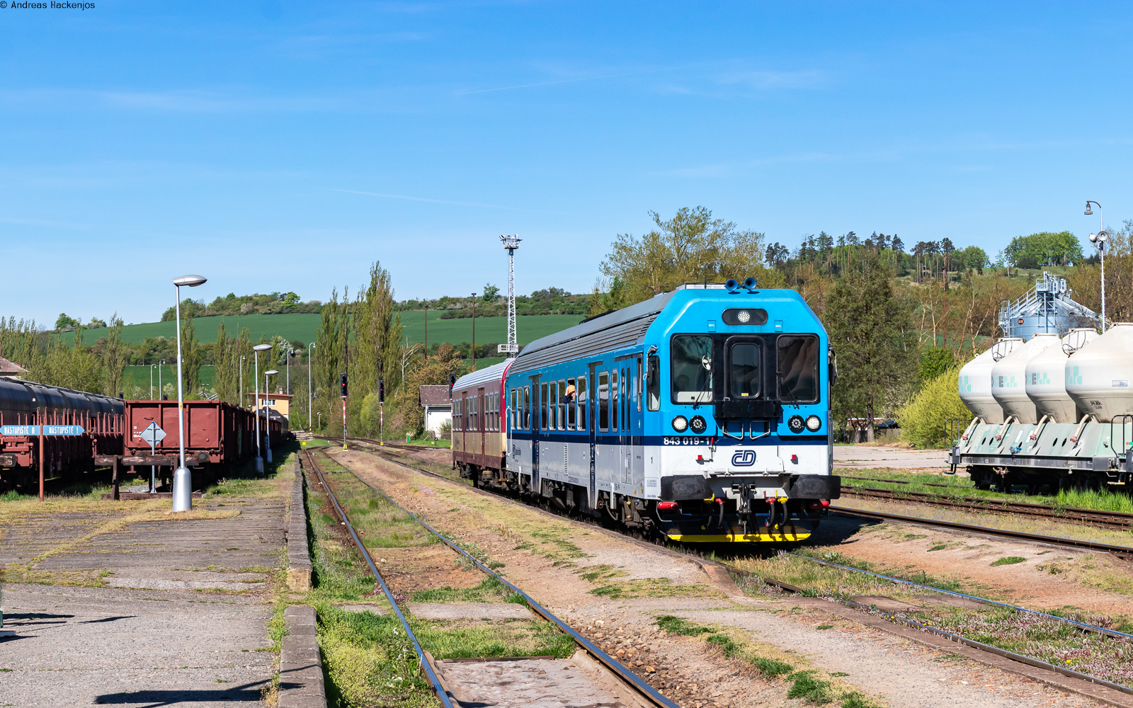 843 019 als Os 14808 (Trebic - Jihlava) im Bahnhof Okř��ky 3.5.26

