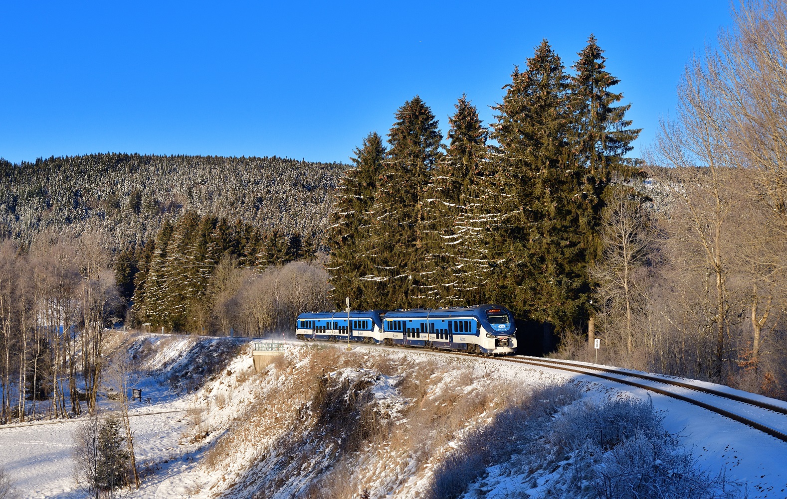 844 015 + 844 029 als Sp 1702 am 18.12.2022 bei Spicak.