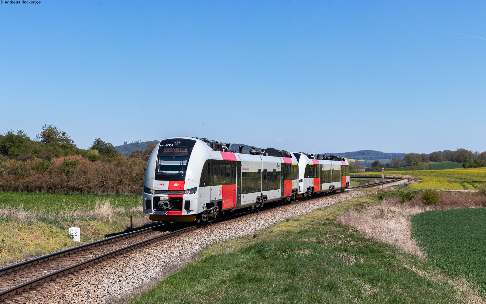 847 077 und 847 098 als Os 9064 (Cercany - Praha hl.n.) bei Bukovany 1.5.26
