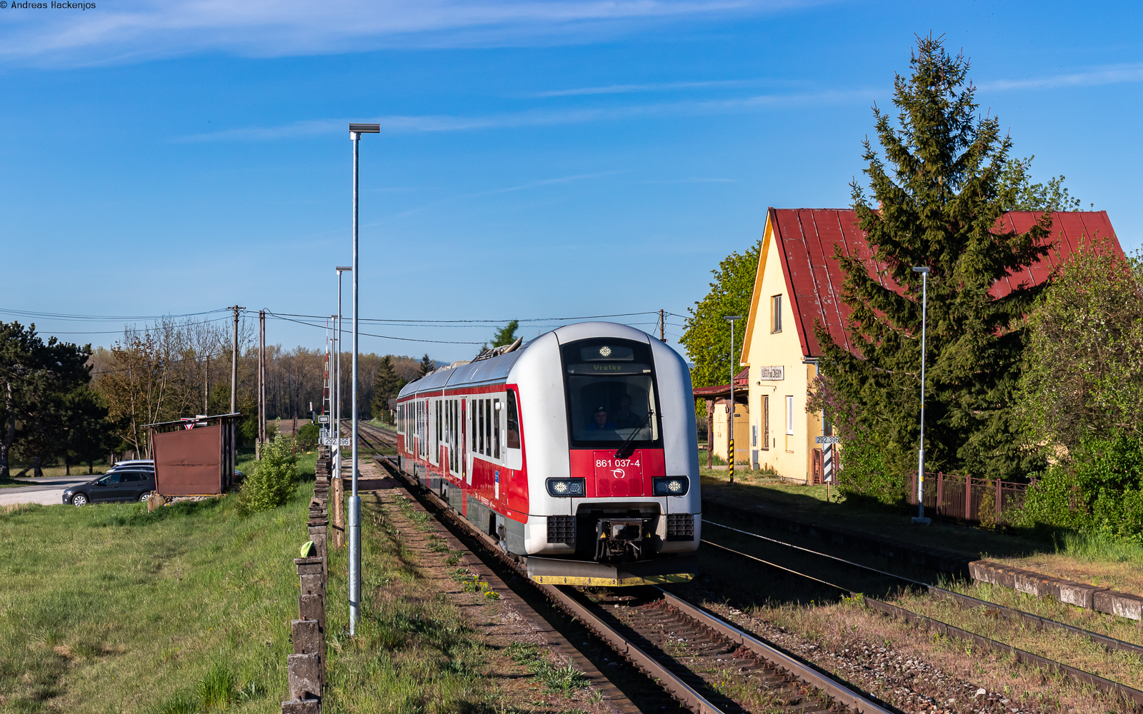 861 037 als Os 7560 (Horna Stubna obec - Vrutky) am Haltepunkt Kl�tor pod Znievom 4.5.26
