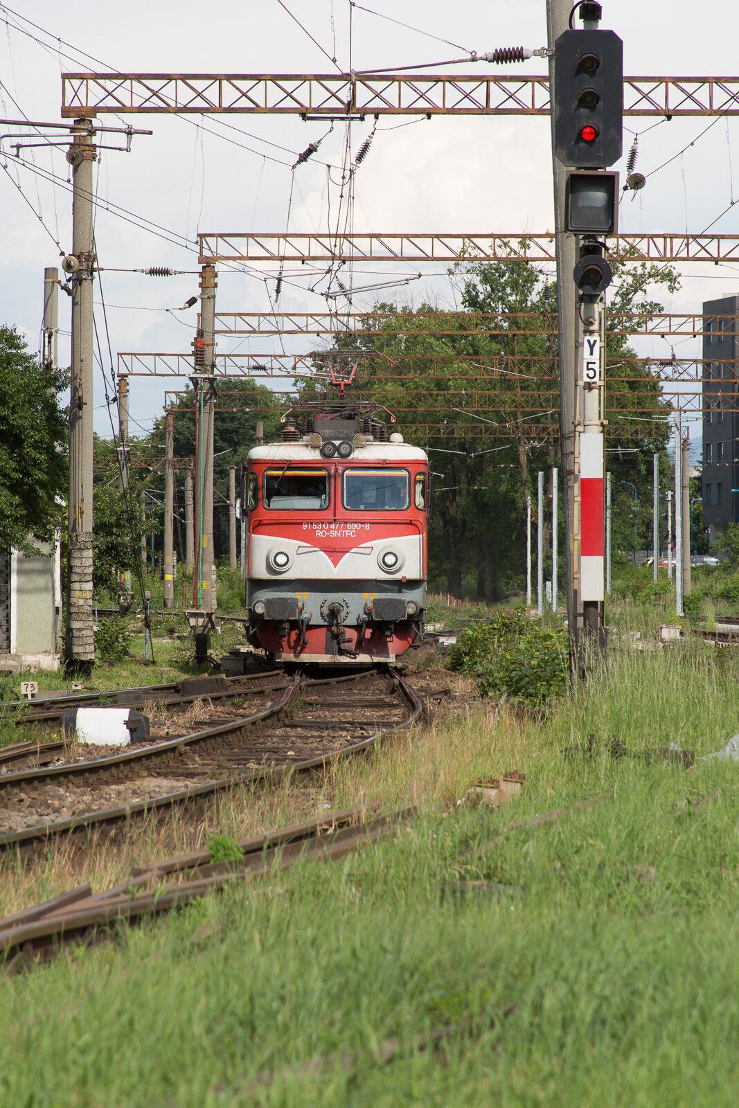 91 53 0 477 690-8 fährt in den Bahnhof von Brasov ein. Gelichtet am 2.6.25.