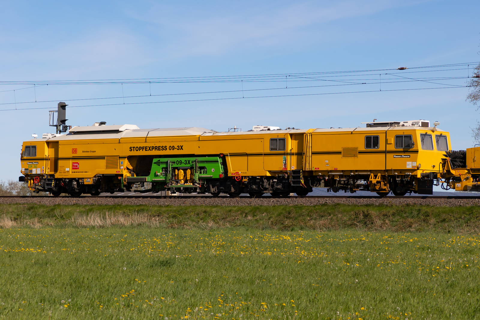 9121 009 im Bauzug Bauzug bei Bramstedt nach Osnabrück. 28.4.26