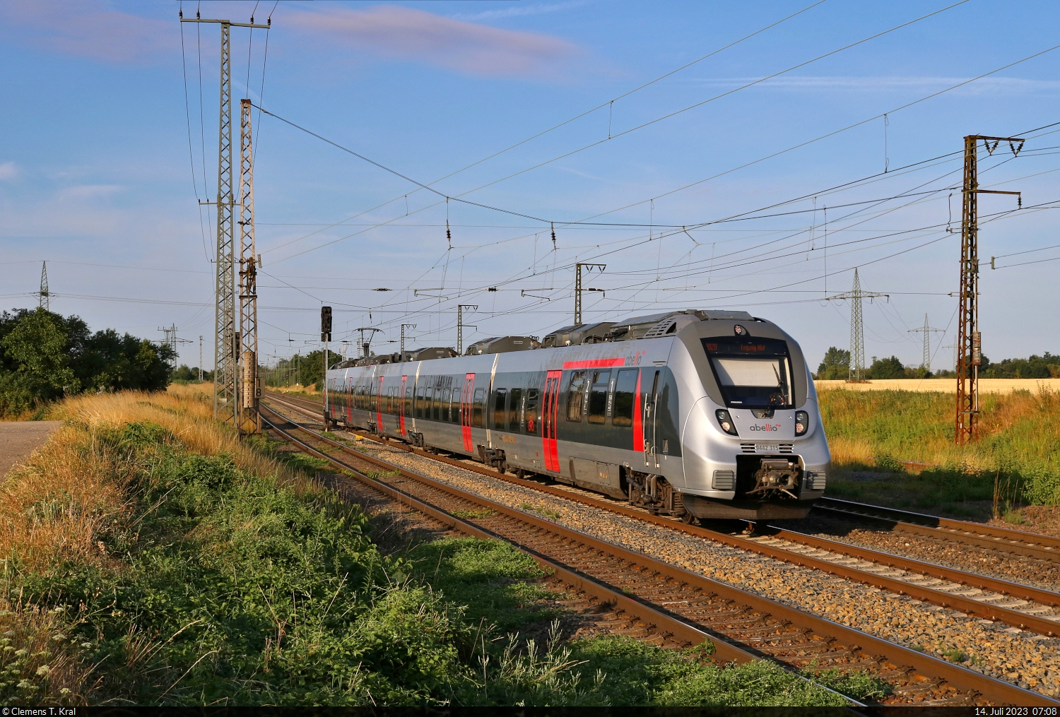 9442 315 (Bombardier Talent 2) ist bereits seit gut zwei Stunden unterwegs und nimmt nun Kurs auf den Bahnhof Großkorbetha.

🧰 Abellio Rail Mitteldeutschland GmbH
🚝 RB 74607 (RB20) Eisenach–Leipzig Hbf
🕓 14.7.2023 | 7:08 Uhr