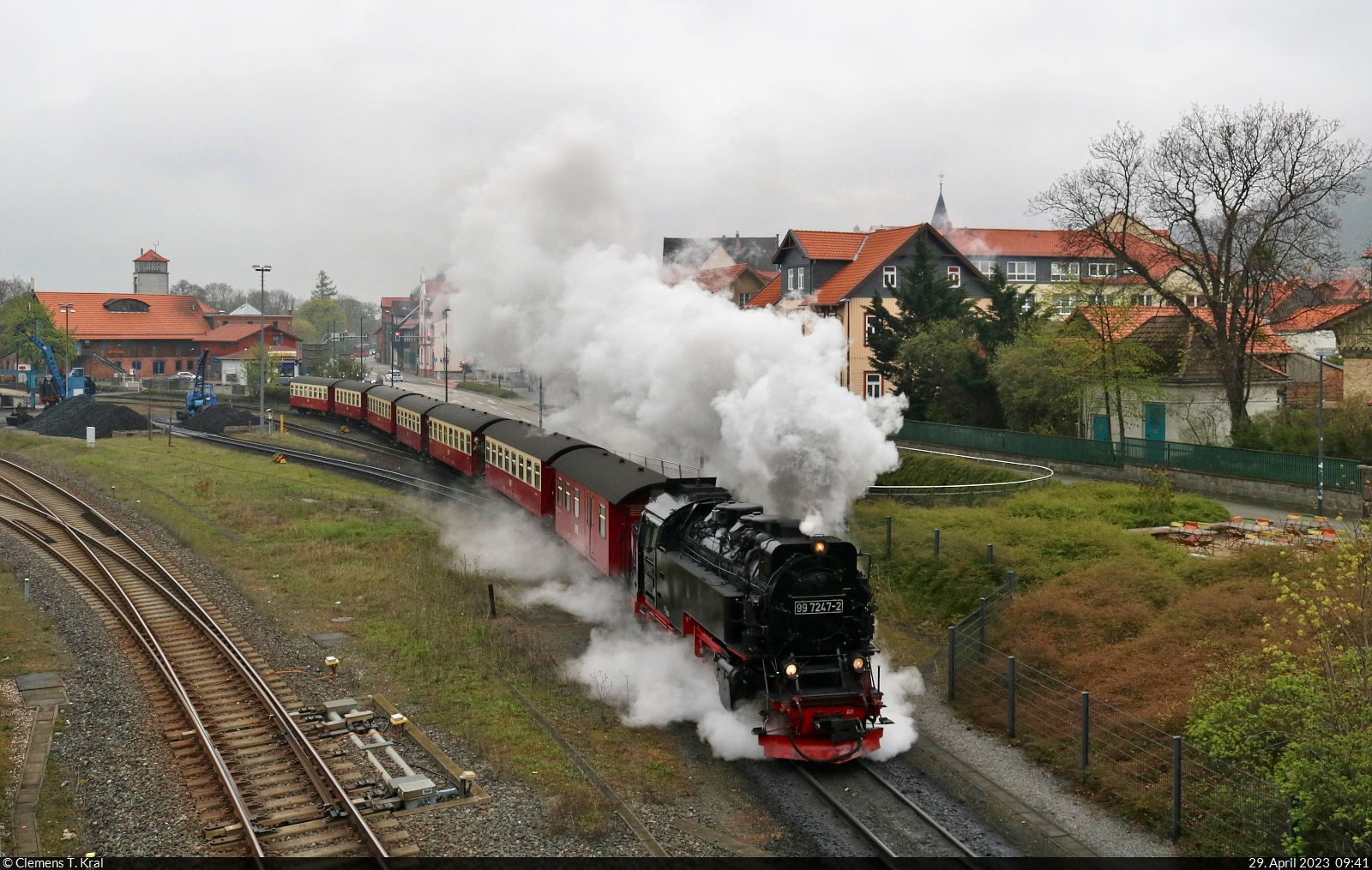 99 7247-2 (99 0247-9 | 99 247) dampft hinauf zum Brocken und wurde ganz zu Beginn ihrer Fahrt in Wernigerode Hbf fotografiert. Das Wetter war überhaupt nicht frühlingshaft, auf dem höchsten Berg Norddeutschlands noch umso weniger.

🧰 Harzer Schmalspurbahnen GmbH (HSB)
🚂 HSB 8943 Wernigerode Hbf–Brocken
🕓 29.4.2023 | 9:41 Uhr