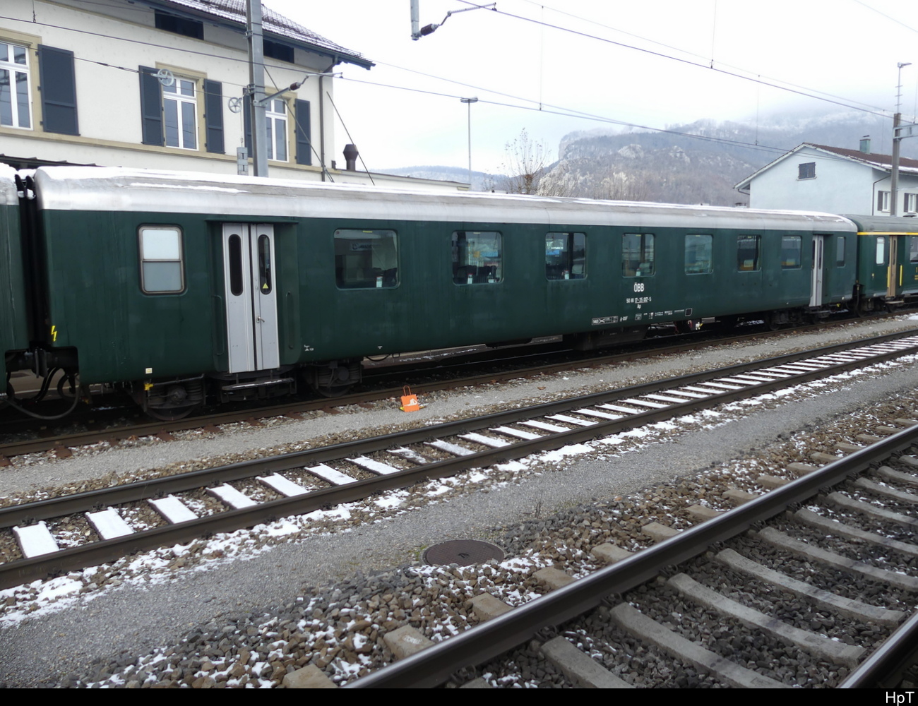 A-DSF - Ex OBB Ap 50 81 17-35 007-5 in einem Extrazug unterwegs im Bhf. Oensingen am 18.12.2022