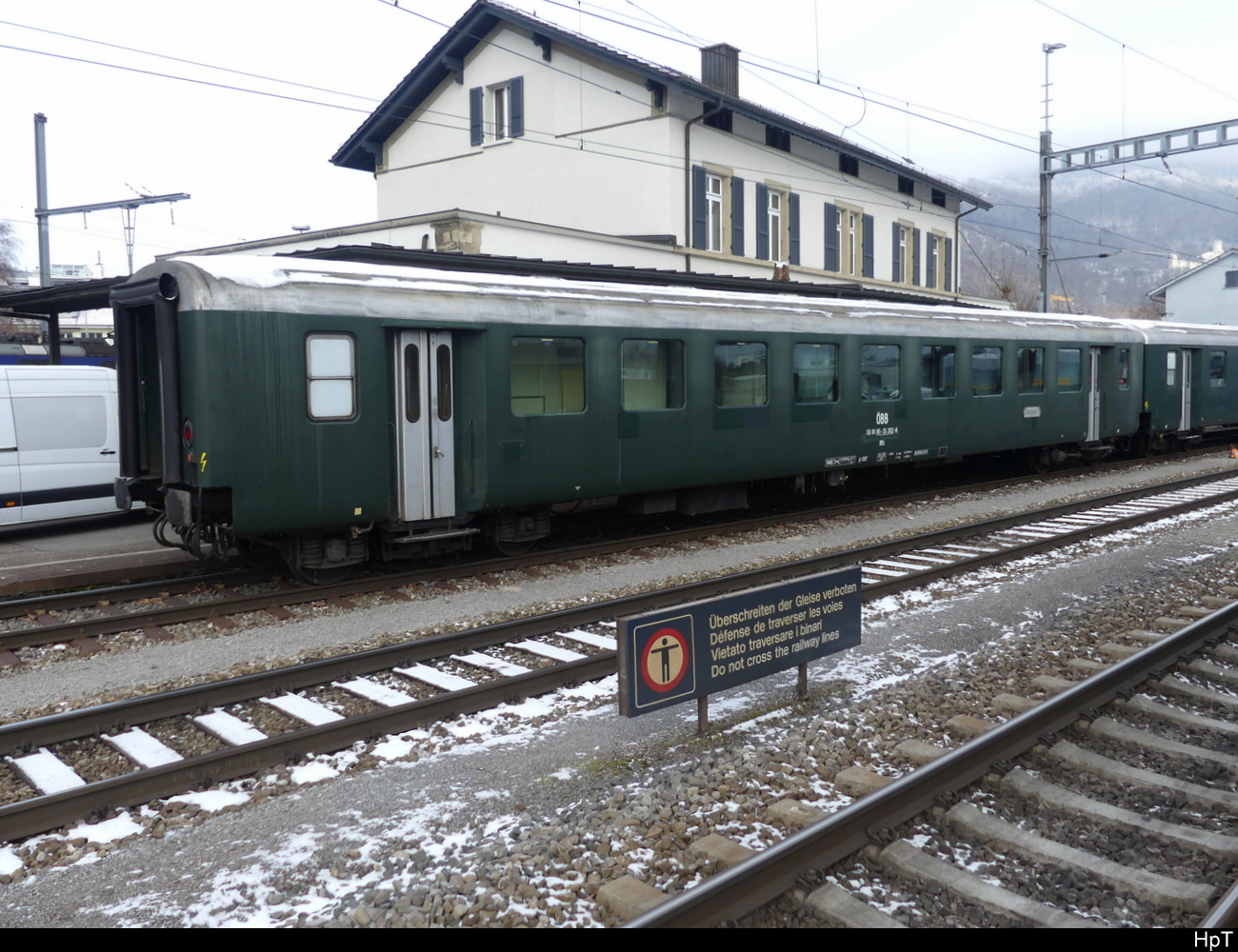 A-DSF - Ex OBB BRz  50 81 82-35 302-8 in einem Extrazug unterwegs im Bhf. Oensingen am 18.12.2022