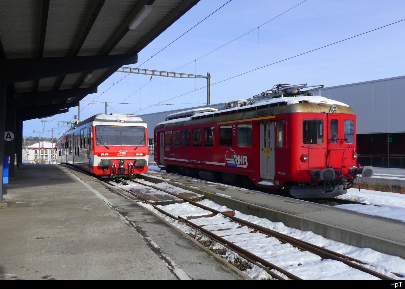 AB / RHB - Einfahrender Zahnradtriebzug BDeh 3/6  25 neben dem abgestellten Zahnradtriebwagen ABDeh 2/4 23 im Bahnhof von Heiden am 21.01.2024