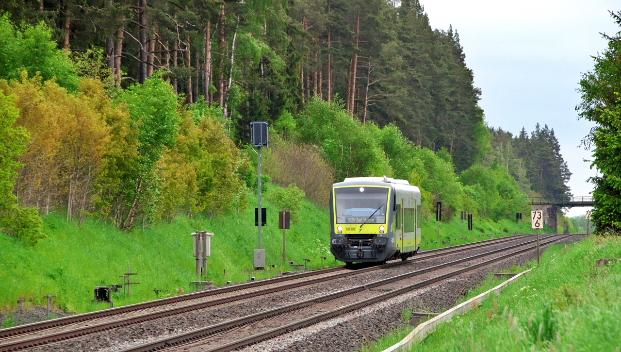 Ab km 73.4 geht es nur noch bergab und zwar ins Tal der Sächsischen Saale, die im Fichtelgebirge entspringt. Agilis Triebwagen 650.734 hat eine ungewöhnlich weite Relation für eine Regionalbahn. Er ist von Bayreuth über Marktredwitz und Hof nach Bad Steben unterwegs, hier bei Kirchenlamitz. Bahnstrecke 5050 Weiden - Oberkotzau am 23.05.2023