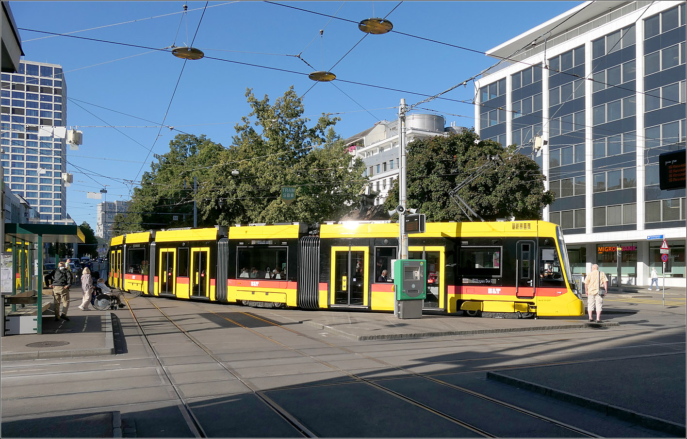 Abbiegen am Aeschenplatz - 

BLT-Stadler Tina 4201 biegt am Aeschenplatz vom Aeschengraben in die Aeschenvorstadt ab. Früher war wohl für diese Fahrbeziehung auch der Halteplatz an dieser Stelle über die Gleise hinweg, die in Richtung St. Alban-Anlage. Heute liegt der Bahnsteig weiter hinten vor dem Abzweig in der Geraden. Die beiden Halteplätze der Linie 15 liegen aber auch heute noch über das vorne sichtbare Gleiskreuz hinweg. Der 15 er befährt die beiden Gleise längs des Bildes.

Insgesamt ist die Anlage am Aeschenplatz recht komplex mit integrierter Wendeschleife.

18.09.2025 (M)

