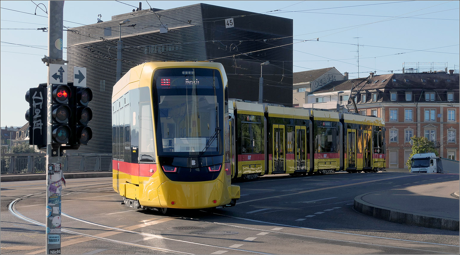 Abbiegevorgang - 

... des Stadler Tina Trams 4207 in Basel. Die Bahn der Linie 11 nach Aesch kommt von der Brückenstrecke am Peter-Merian-Weg entlang der Bahnanlagen am Bahnhof Basel SBB und biegt hier auf die Münchensteinerbrücke über die Bahngleise ab. Hinter der Bahn das Stellwerk.

18.09.2025 (M)