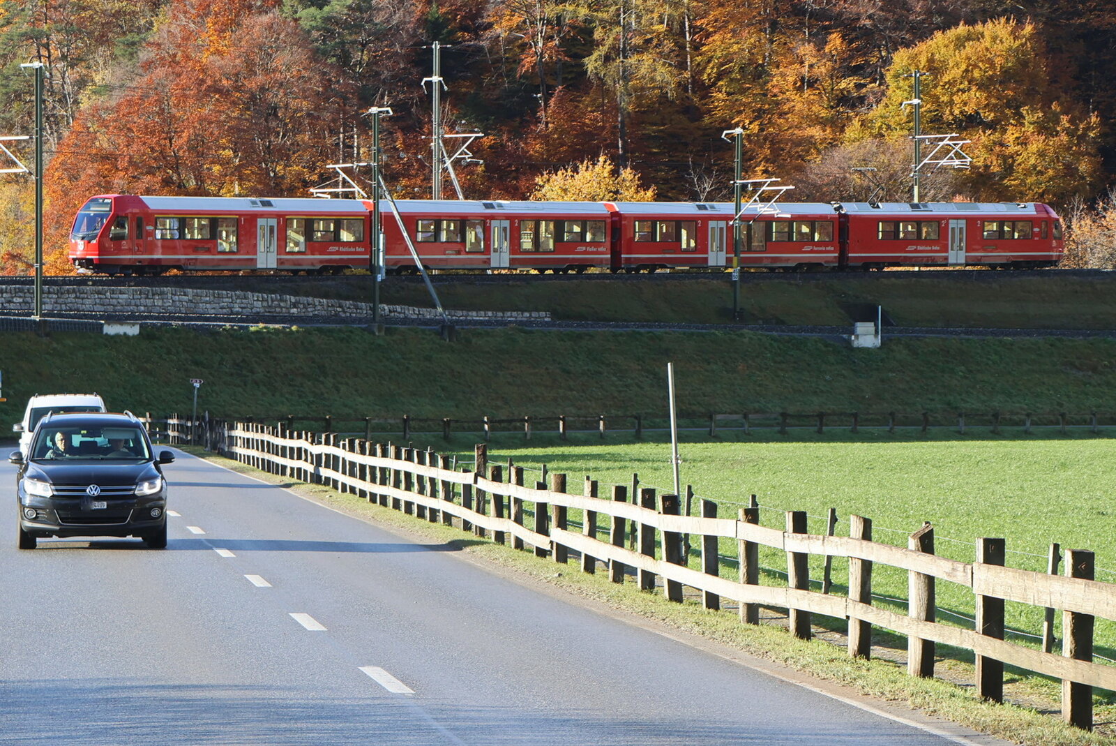 ABe 4/16 ·RhB· an der Brücke über die Bundesstrasse 13  in Richtung  Reichenau-Tamins am 20. November 2023.