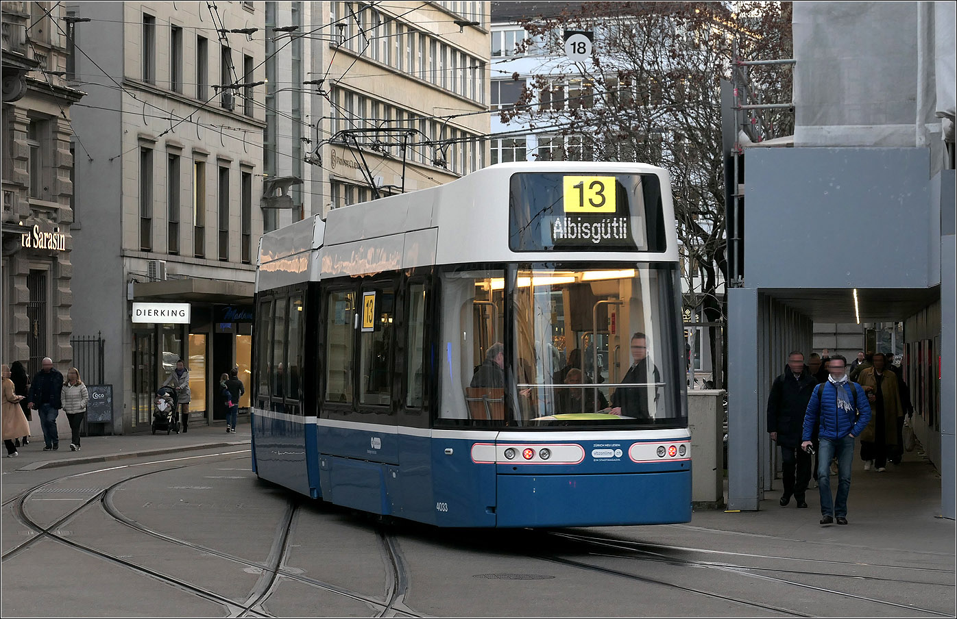 Abendlicher Tramverkehr in Zürich - 

Flexity 4033 bei der Einfahrt vom Knoten Paradeplatz in die Bleicherweg bei schon etwas geschwächten Lichtverhältnissen.

06.03.2025 (M) 