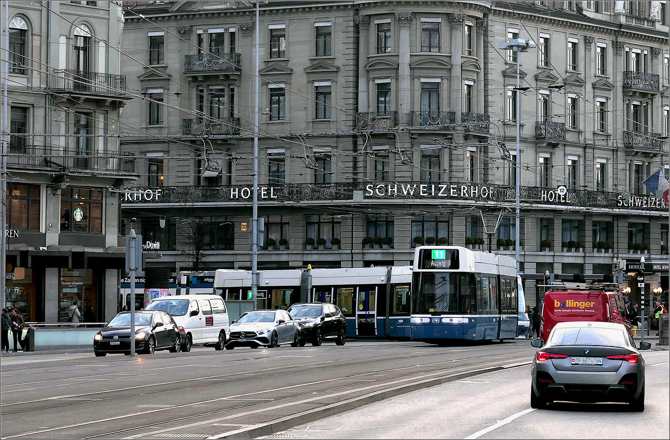 Abendlicher Tramverkehr in Zürich - 

Flexity 4049 auf der Linie 11 nach Aufzelg biegt vom Bahnhofsplatz in die Bahnhofstrasse ein.

06.03.2025 (5)

