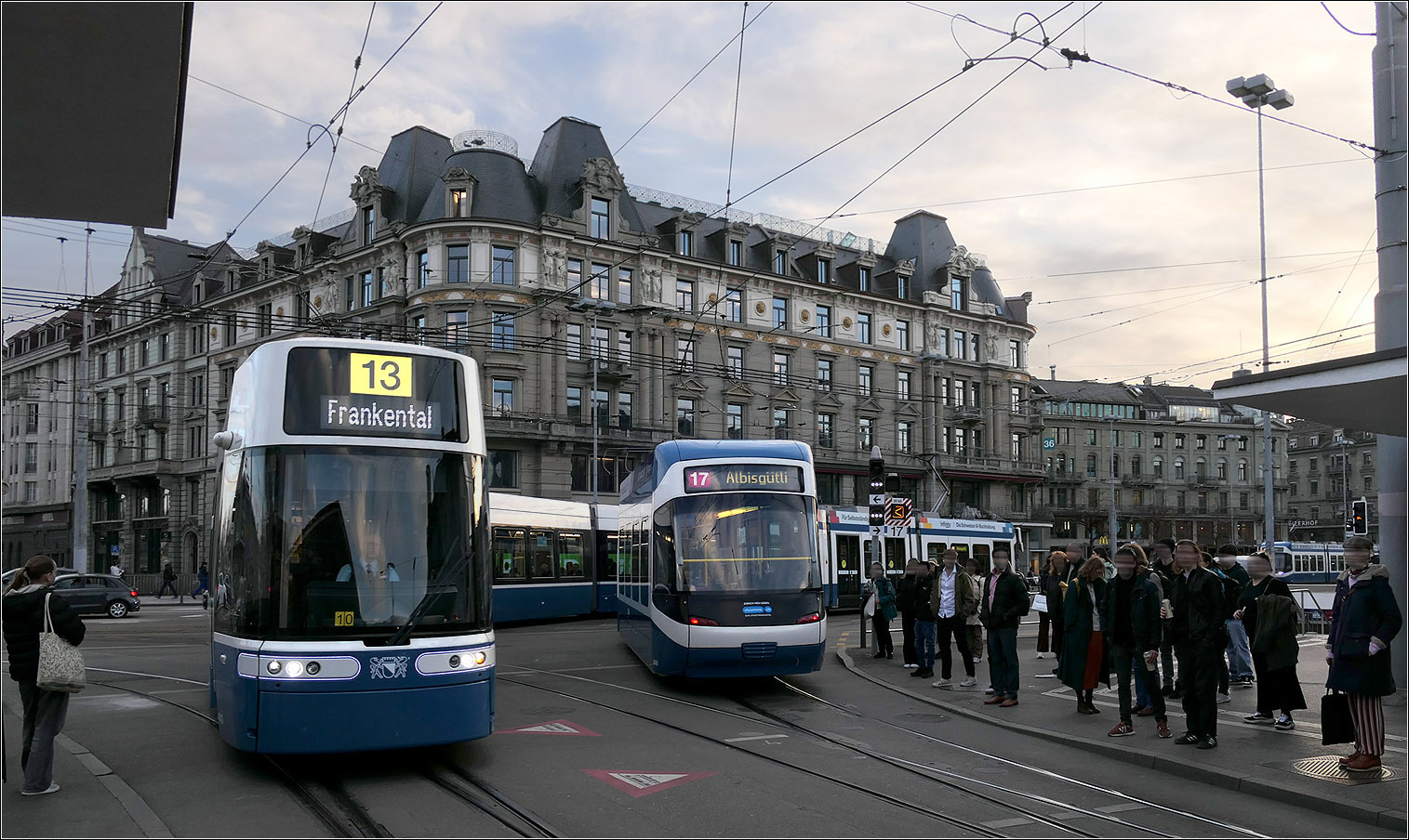 Abendlicher Tramverkehr in Zürich - 

Flexity 4013 begegnet bei der Einfahrt in die Haltestelle Bahnhofsquai/HB Cobra 3048, die nach Albisgütli unterwegs ist. 

06.03.2025 (M)