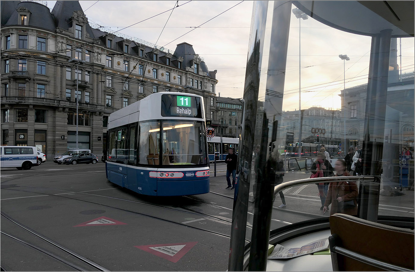 Abendlicher Tramverkehr in Zürich - 

Flexity 4056 nach Rehalb und Flexity 4056 nach Seebach begegneten sich hier am Abzweig vom Bahnhofsplatz zur Haltestelle Bahnhofsgquai/HB.

03.06.2025 (M)