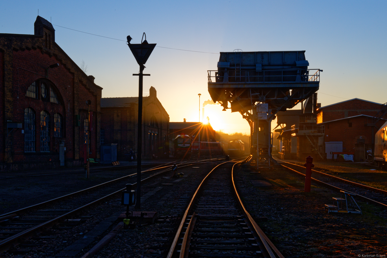 Abendstimmung im S�chsischen Eisenbahnmuseum Chemnitz-Hilbersdorf (Das Foto entstand im Rahmen einer Fotoveranstaltung, Gleisbereich durfte betreten werden), 12.03.2022