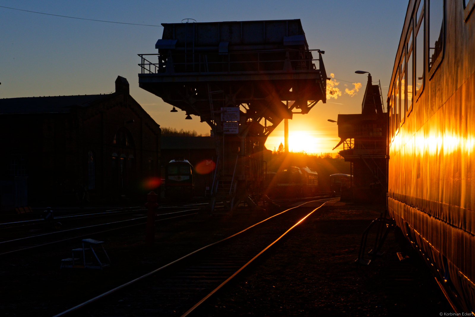 Abendstimmung im S�chsischen Eisenbahnmuseum Chemnitz-Hilbersdorf (Das Foto entstand im Rahmen einer Fotoveranstaltung, Gleisbereich durfte betreten werden), 12.03.2022