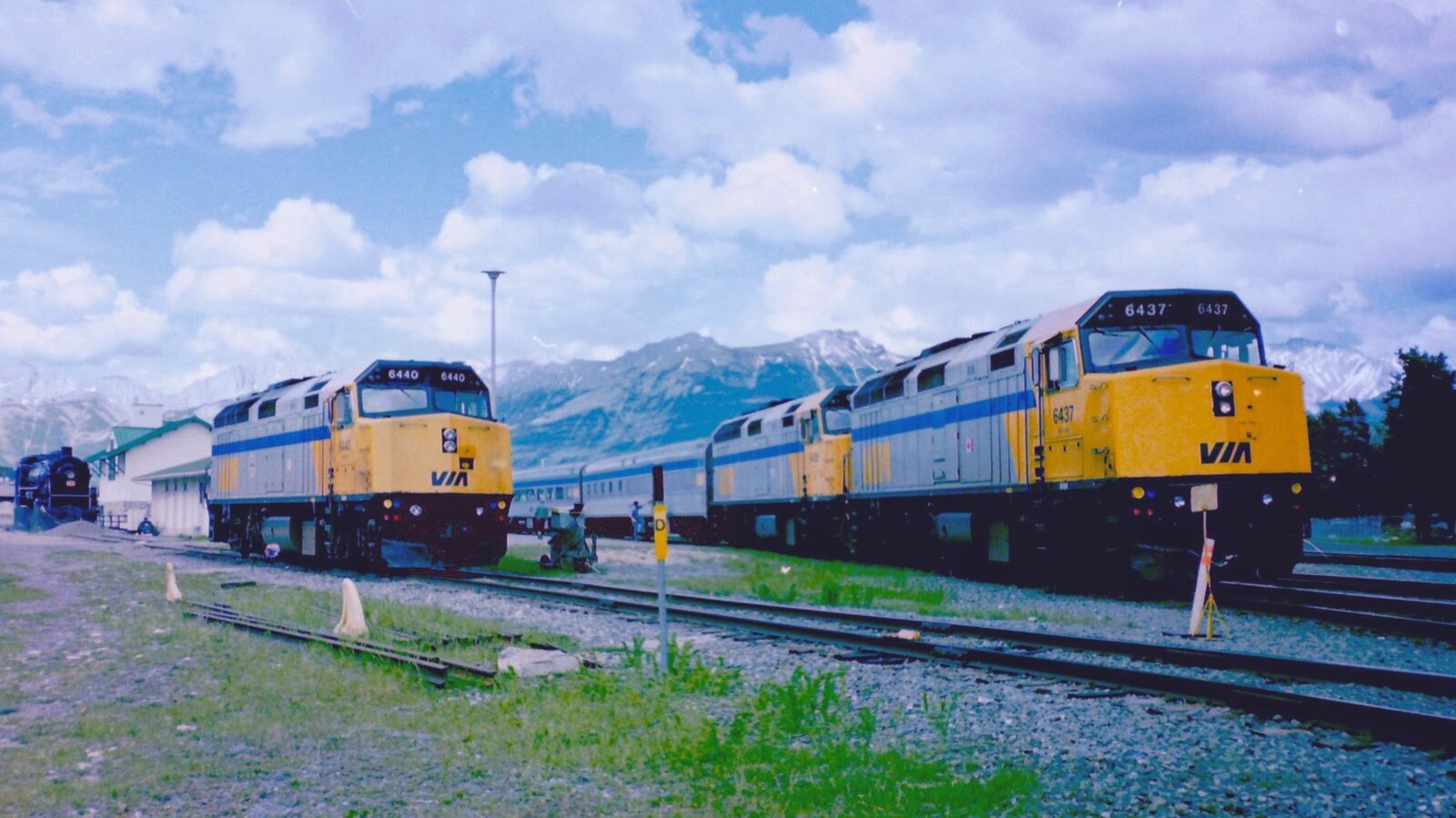 Abfahrbereiter Canadian Richtung Vancouver in Jasper in der Provinz Alberta mit 2 F40PH-2 und 19 Waggons. Farbnegativscan vom Juni 1997
