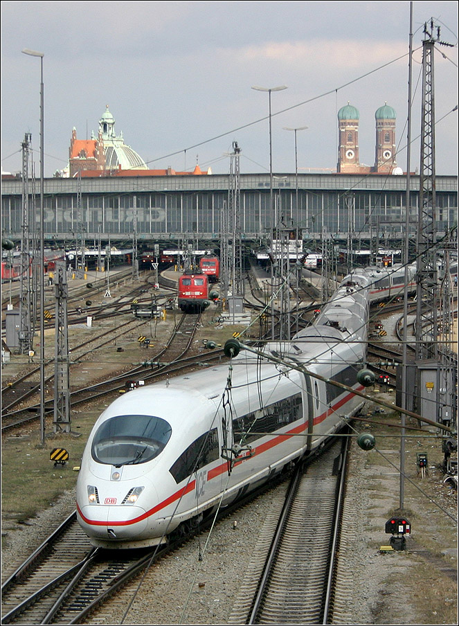Abfahrt -

Blick von der Hackerbrücke auf einen den Münchener Hauptbahnhof verlassenden ICE 3.

06.04.2006 (M)