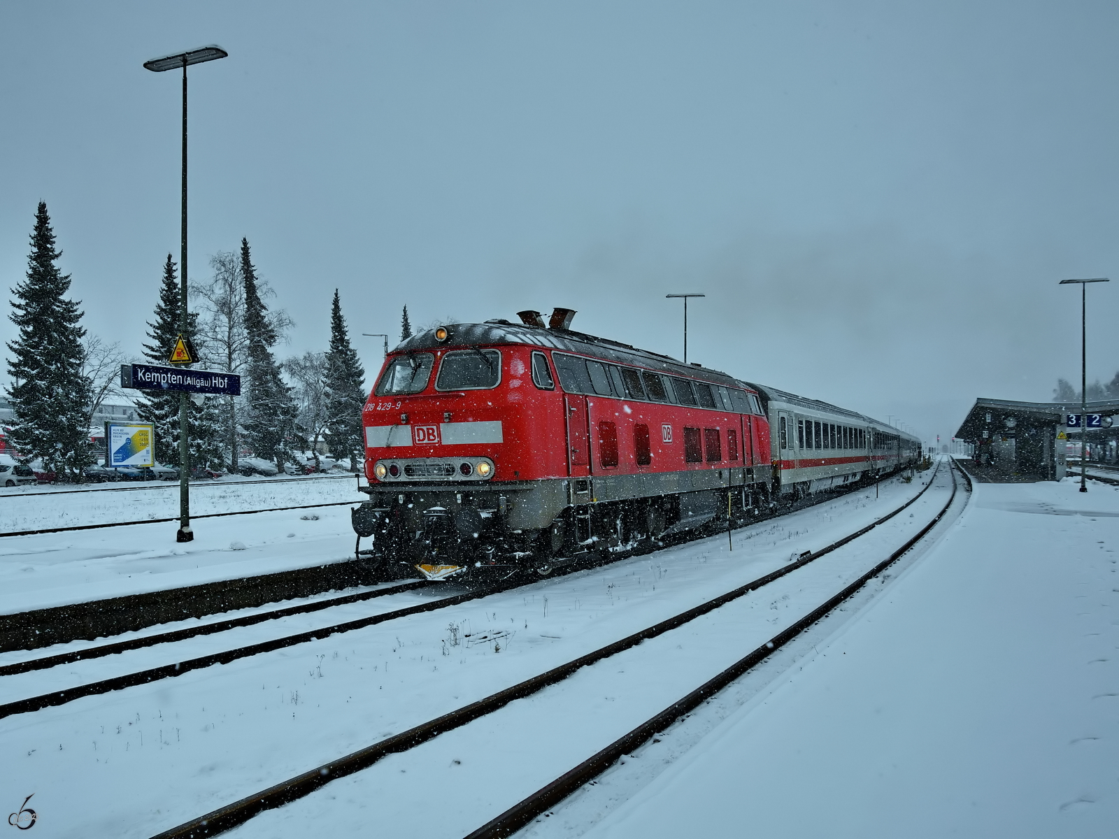 Abfahrt eines von der Diesellokomotive 218 429-9 gezogenen IC´s bei Schneefall, so gesen Ende November 2023 am Hauptbahnhof Kempten.