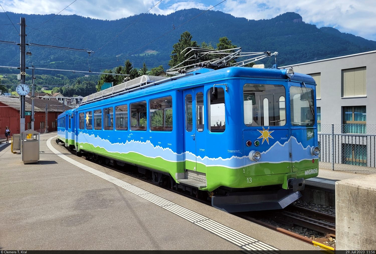 Abgebügelt steht der Triebwagen BDhe 2/4 13 mit dem Steuerwagen Bt 23 im Zahnrad-Bahnhof Arth-Goldau RB (CH). Diese Einheit wirbt für die Schweizer Supermarkt-Kette Migros.

🧰 Rigi Bahnen AG
🕓 29.7.2023 | 11:56 Uhr